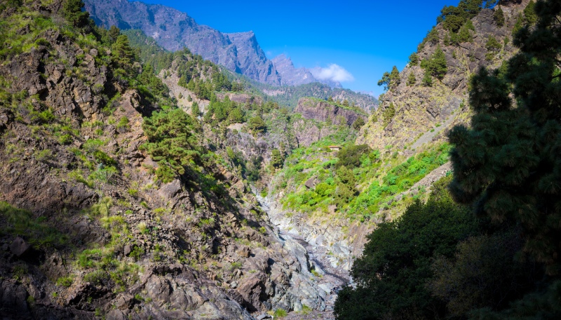 Escursionista che cammina nel Barranco de las Angustias, principale accesso pedonale all'interno della Caldera de Taburiente.